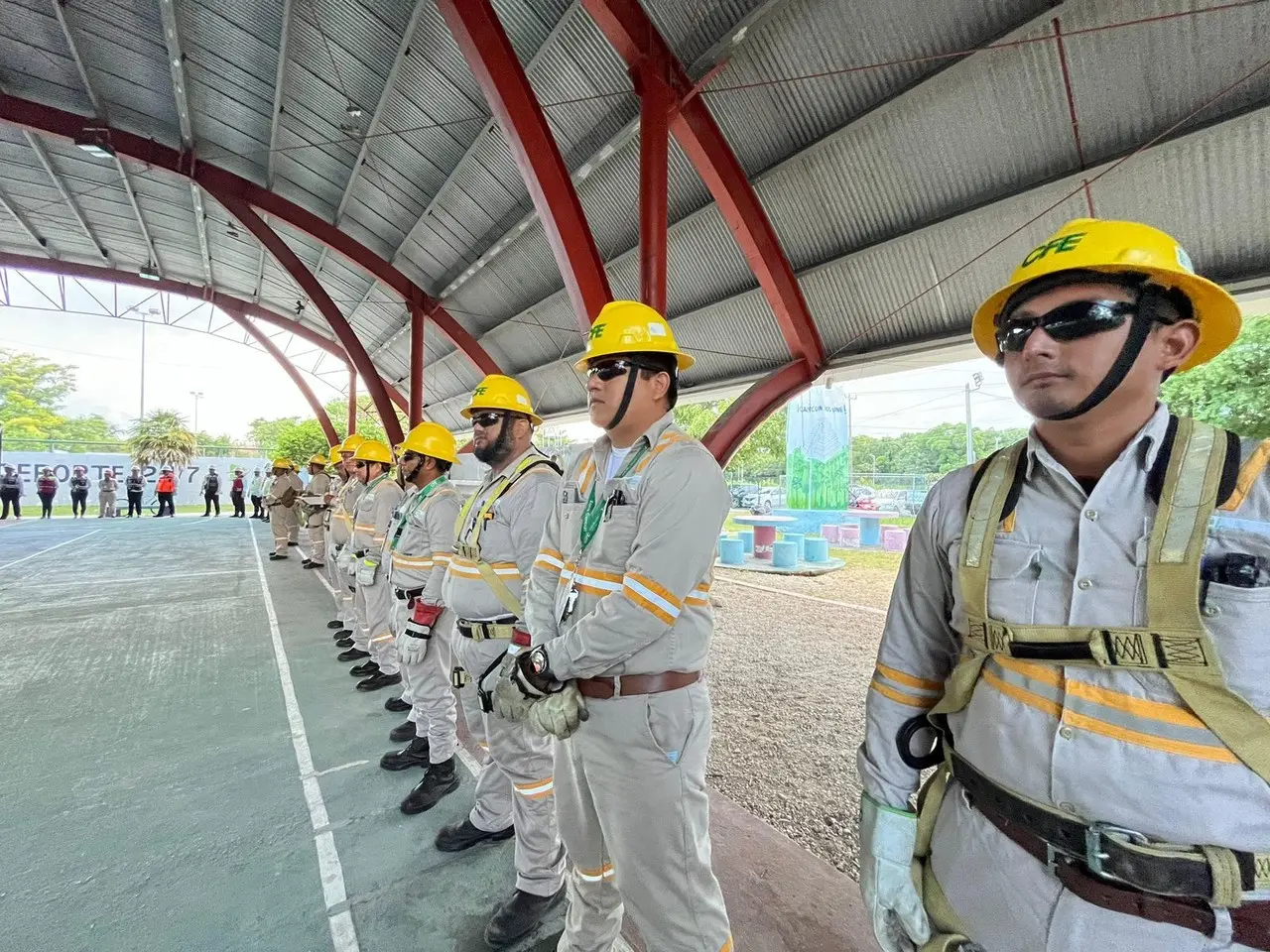 La CFE ha reforzado los recursos humanos y materiales para atender la posible contingencia. Foto: Irving Gil