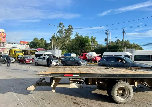 ¡Precaución! Cierre vial en Coacalco por volcadura de camión de carga