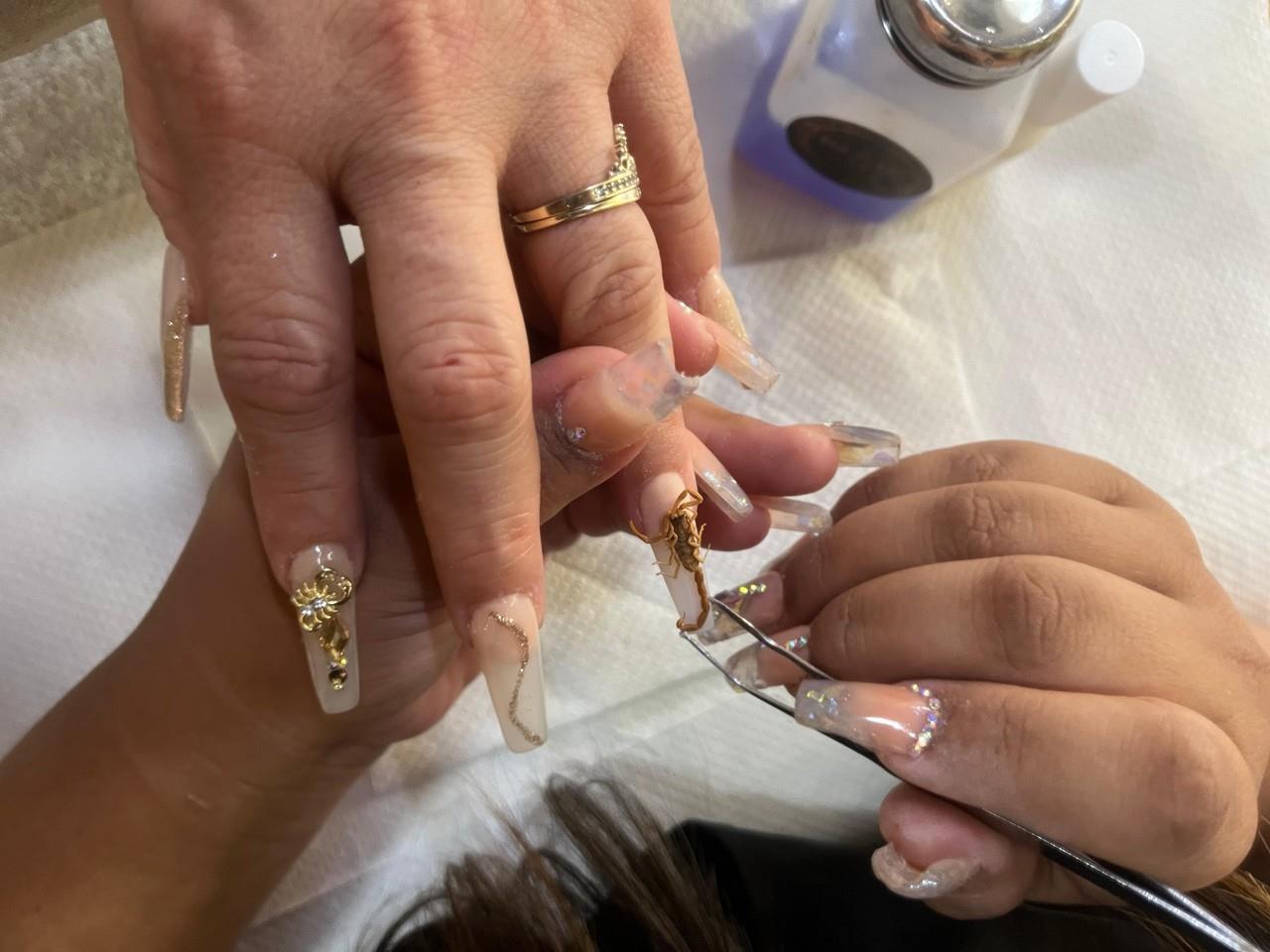 Karen se dedica a poner uñas acrílicas con alacranes. Foto: Isaura Retana.