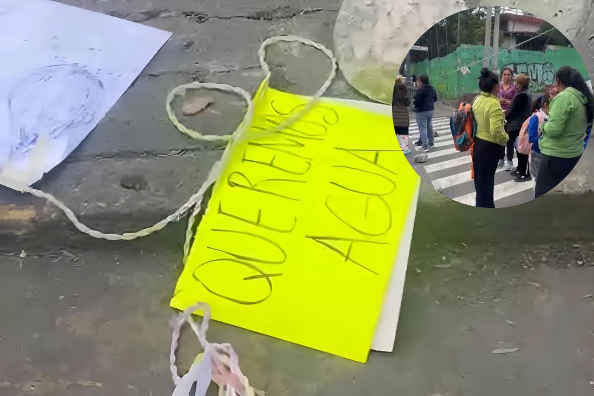 Cartel de manifestantes, personas bloquean avenida. Foto: Ramón Ramírez