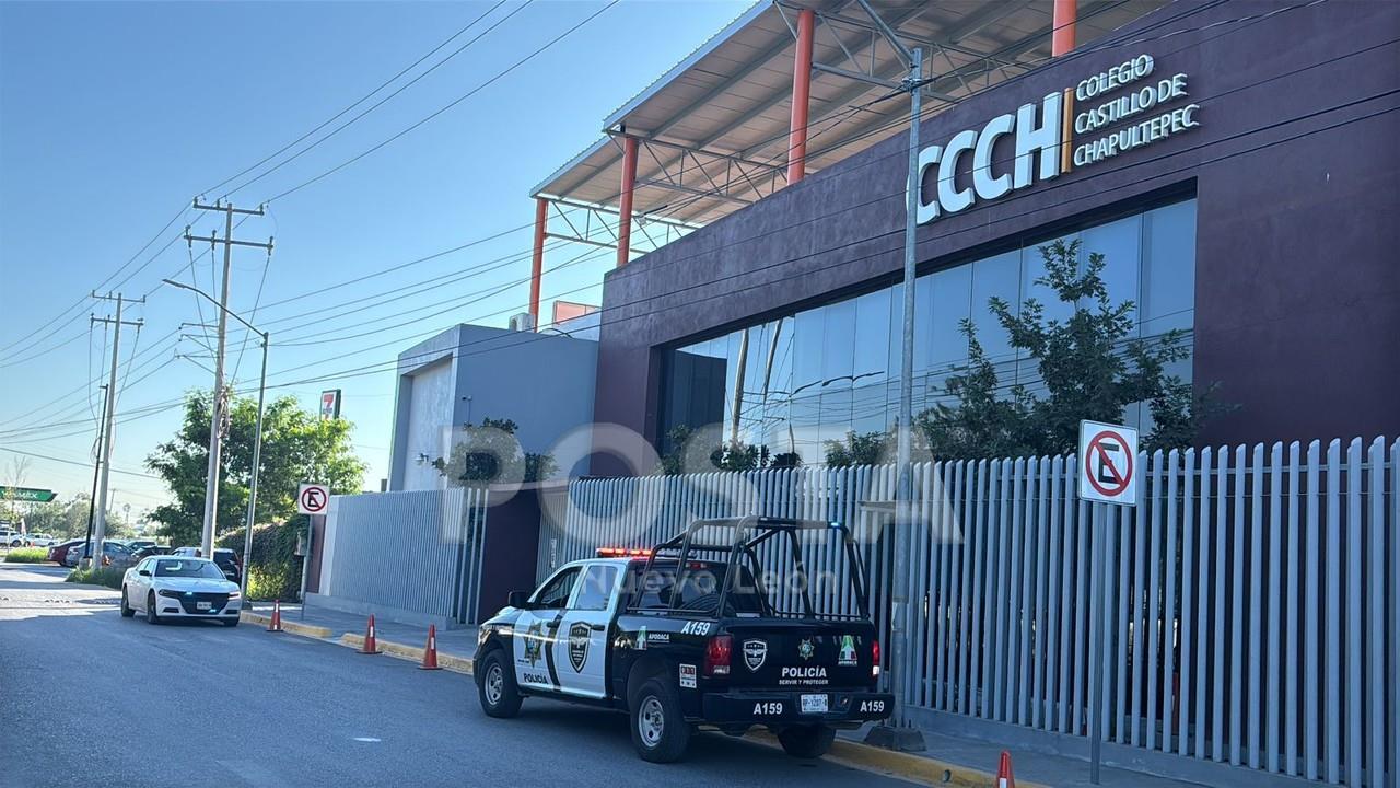 Autoridades de la Fiscalía de Nuevo León y policías del municipio de Apodaca afuera del colegio. Foto: POSTA MX.