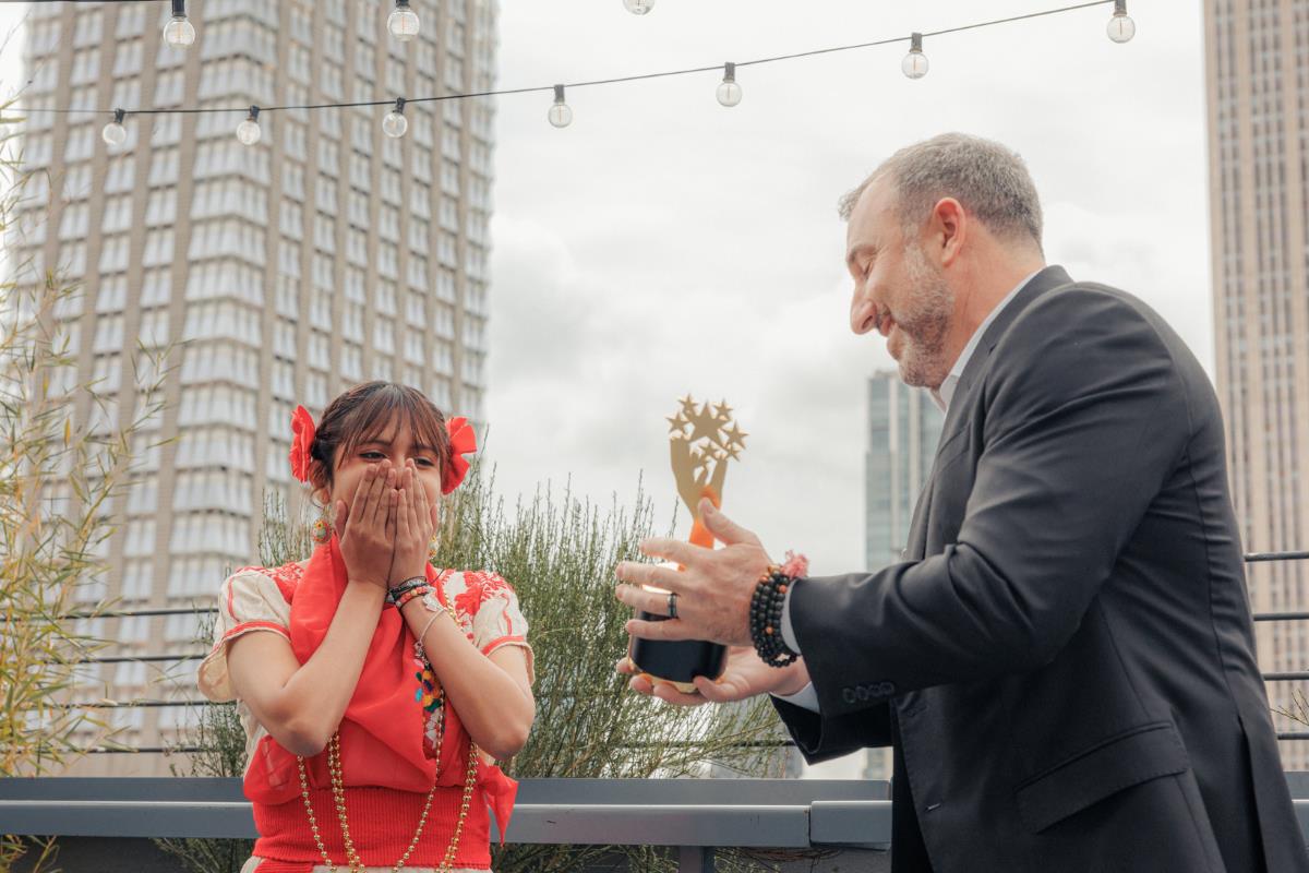 Ángela Olazarán y Nathan Schultz. Foto: @cheggdotorg