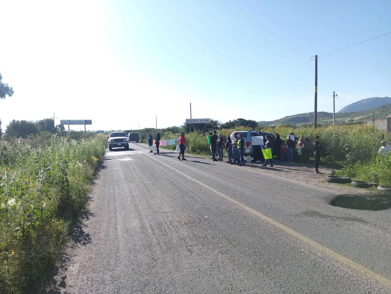 Padres bloquean carretera a Santiago Papasquiaro; piden destitución de docentes