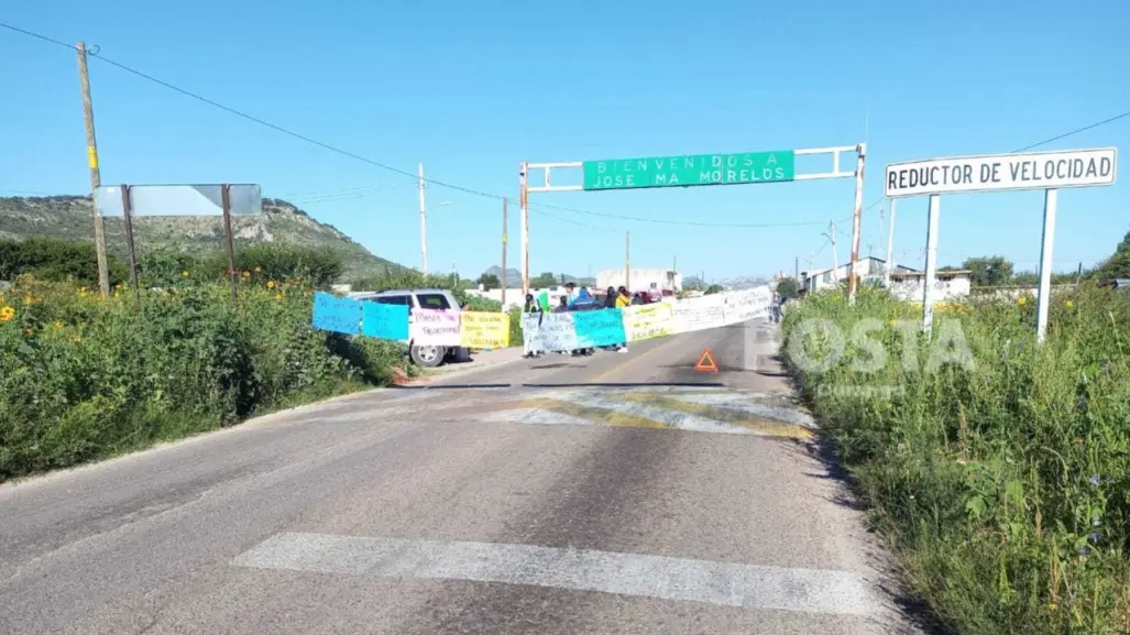 Padres bloquean carretera a Santiago Papasquiaro; piden destitución de docentes