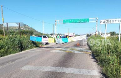 Padres bloquean carretera a Santiago Papasquiaro; piden destitución de docentes