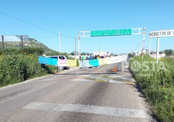 Padres bloquean carretera a Santiago Papasquiaro; piden destitución de docentes