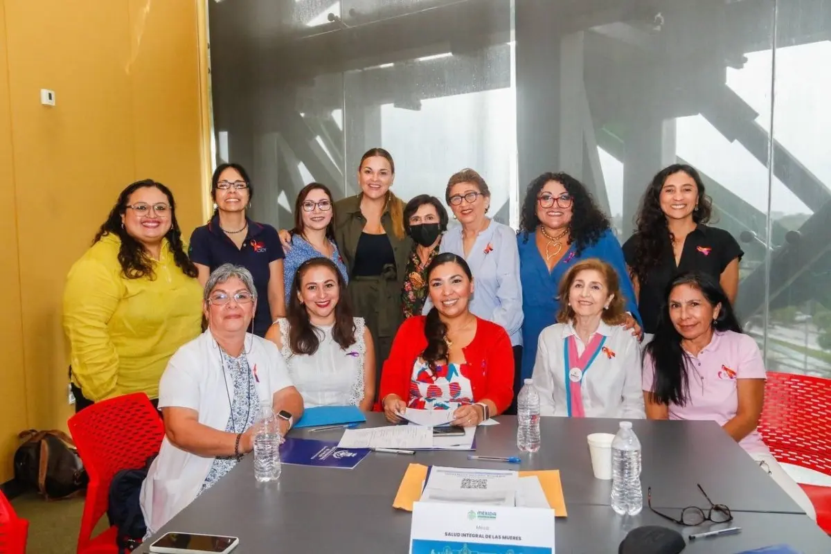 Cecilia Patrón junto a demás mujeres en situación de violencia Foto: X(Twitter) @CeciliaPatronL