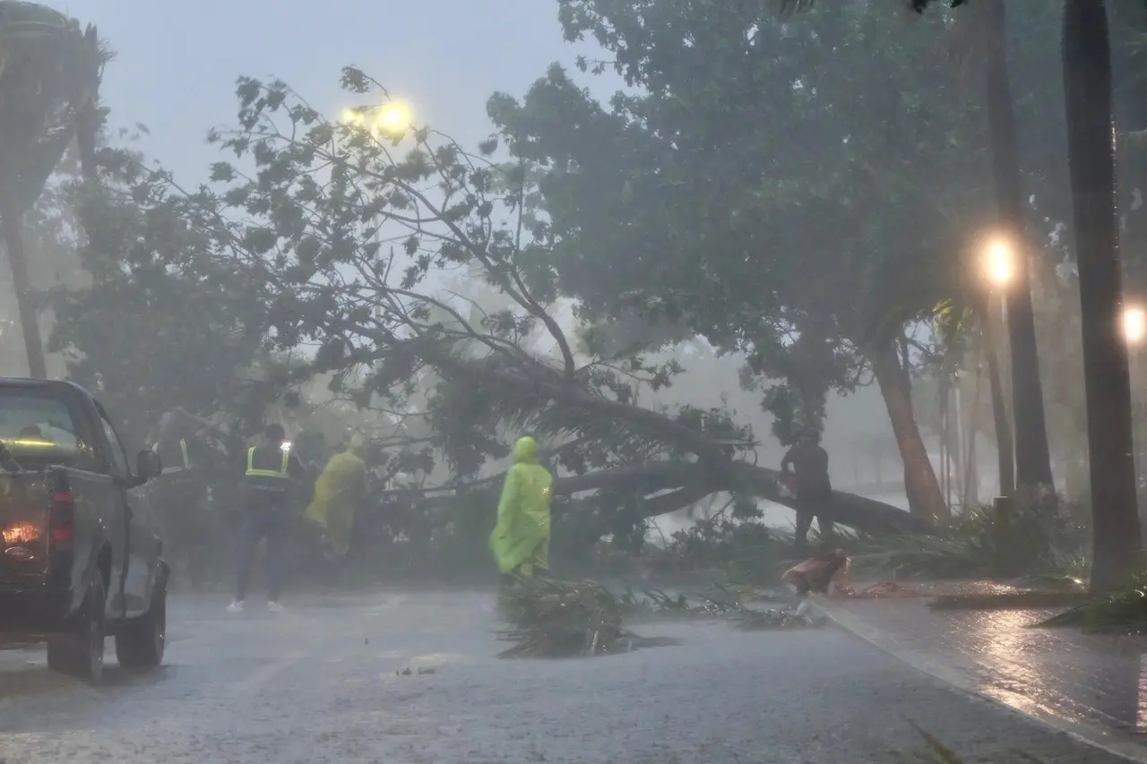 La cercanía de la tormenta tropical “Helene” por Cancún causó algunos estragos la madrugada de este miércoles como árboles caídos y daños en algunos edificios por los fuertes vientos.- Foto de Mara Lezama