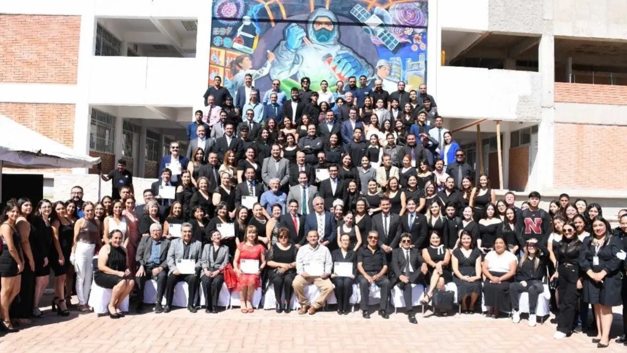 En el marco de dichos festejos, el Rector de la Universidad, Rubén Solís Ríos, acompañó a docentes y estudiantes de Ciencias Químicas en la develación del mural Cambios sociales y Transformaciones materiales. Foto: Facultad de Ciencias Químicas Durango, 