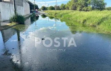 Fuga en alcantarilla ocasiona laguna de aguas negras en Juárez