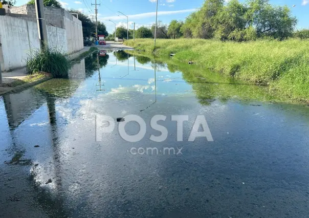 Fuga en alcantarilla ocasiona laguna de aguas negras en Juárez