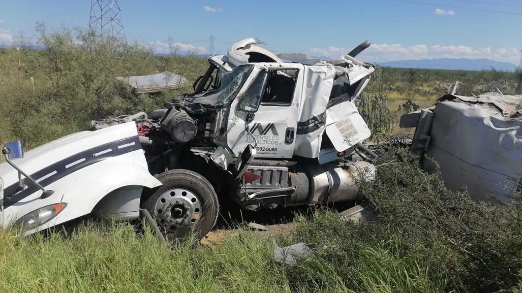 Pipa vuelca y derrama químico en carretera Monclova