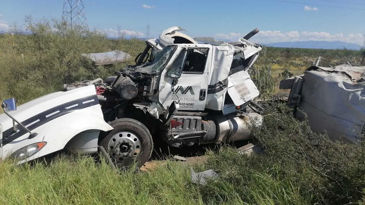 Una pipa volcó y está derramando un químico desconocido. Foto. PCNL