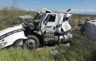 Pipa vuelca y derrama químico en carretera Monclova