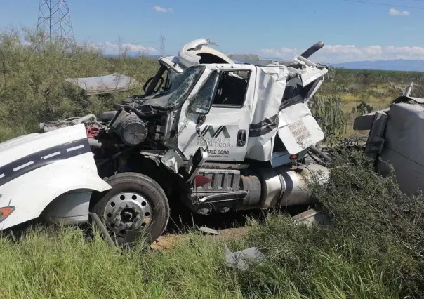 Pipa vuelca y derrama químico en carretera Monclova