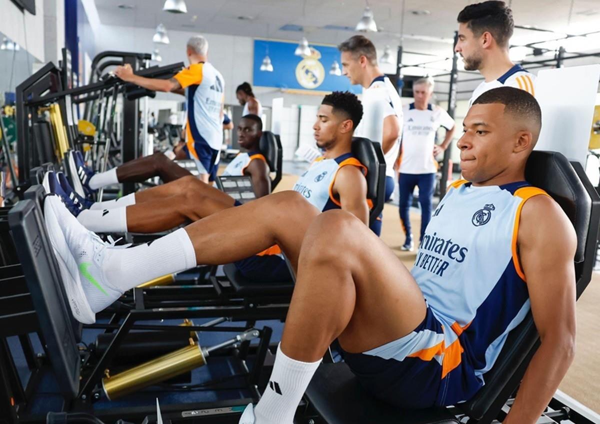 En la imagen Kylian Mbappé, jugador de Real Madrid, durante su rutina de ejercicios. Foto: X @KMbappe