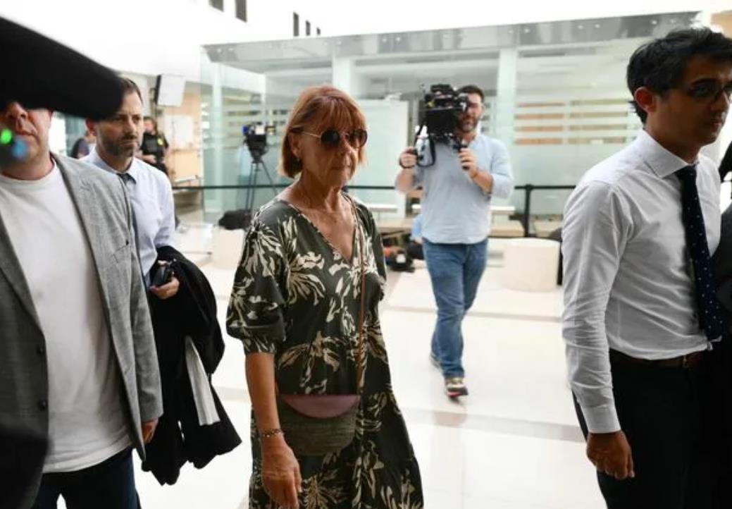 Gisele P. llega al juzgado durante el juicio de su marido acusado de drogarla durante casi diez años e invitar a extraños a violarla en su casa de Mazan, al sur de Francia. Foto. @CHRISTOPHE SIMON