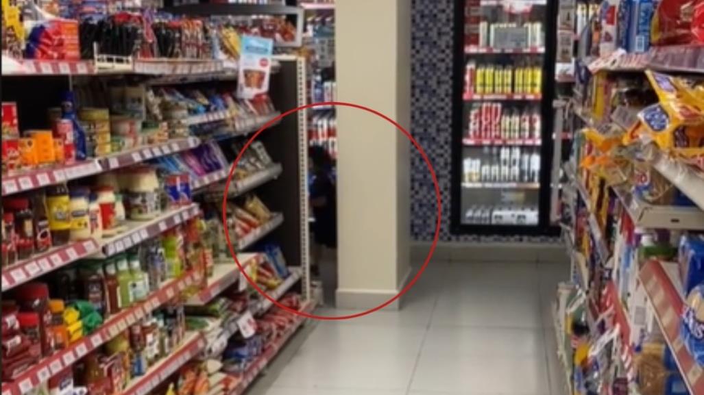 ¡Escalofriante! Captan a niña fantasma en un Oxxo a las 3 de la mañana | VIDEO