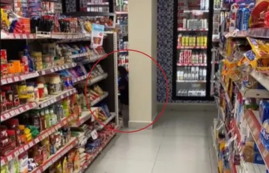 ¡Escalofriante! Captan a niña fantasma en un Oxxo a las 3 de la mañana | VIDEO