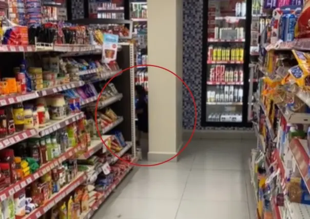 ¡Escalofriante! Captan a niña fantasma en un Oxxo a las 3 de la mañana | VIDEO