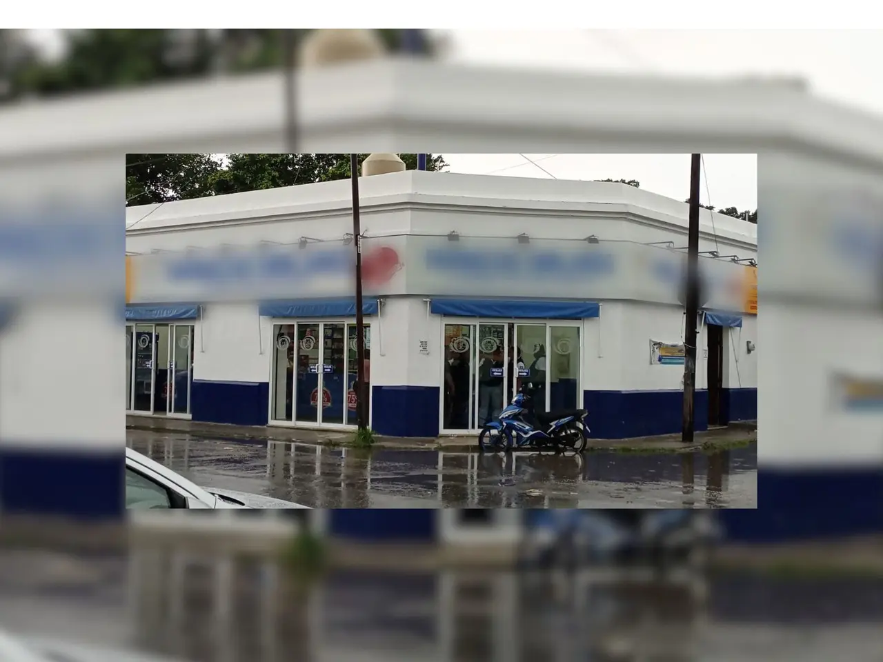 Un sujeto habría entrado armado a una farmacia del centro de Mérida para robar las ganancias del día.- Foto de Telesur Yucatán