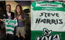 ¿Iron Maiden y Santos Laguna? Aficionado le regala jersey a bajista Steve Harris