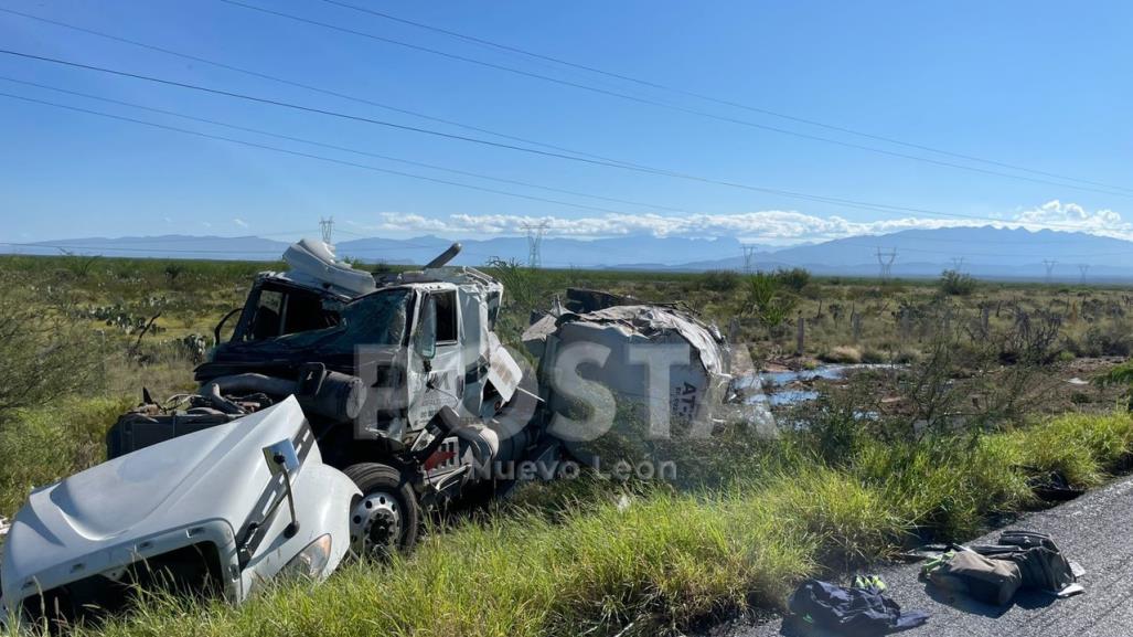 Pipa con combustóleo vuelca en Mina, Nuevo León