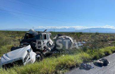 Pipa con combustóleo vuelca en Mina, Nuevo León