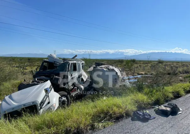 Pipa con combustóleo vuelca en Mina, Nuevo León