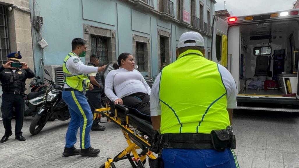 ¡Se le adelantó el parto! Policía Auxiliar es llevada al hospital