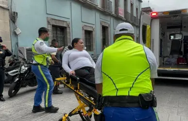 ¡Se le adelantó el parto! Policía Auxiliar es llevada al hospital