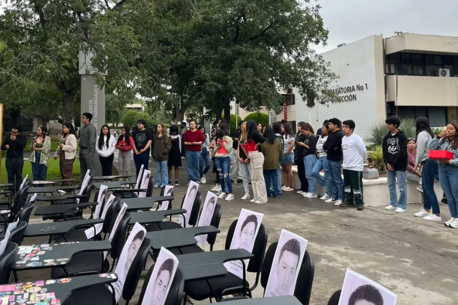 Conmemoran a los 43 de Ayotzinapa con emotiva ceremonia en la UAdeC 