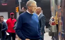 Captan al empresario Bill Gates, comprando hot-dog en Times Square, Nueva York Captan al empresario Bill Gates, comprando hot-dog en Times Square, Nueva York