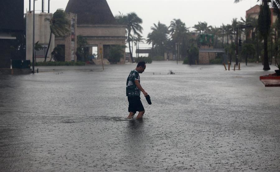 Una persona caminando entre avenidas inundadas por las fuertes lluvias. Foto: X @alertanoti.