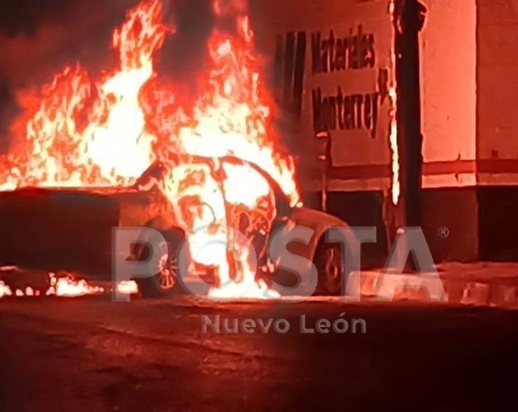 Incendio consume un vehículo en el Centro de Monterrey