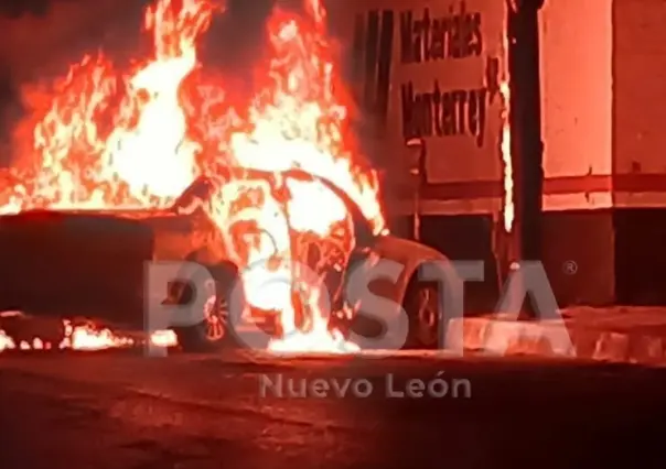 Incendio consume un vehículo en el Centro de Monterrey