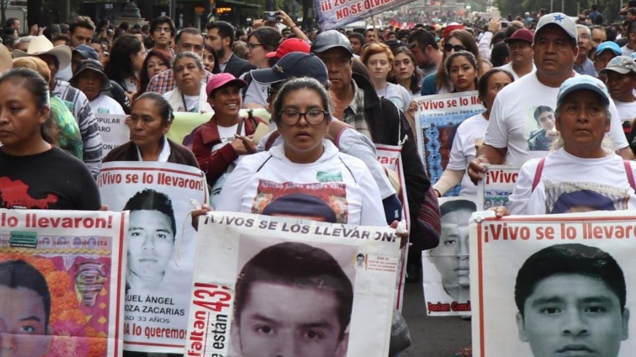 Marcha por los 43 de Ayotzinapa. Foto: Instagram (@centroprodh)