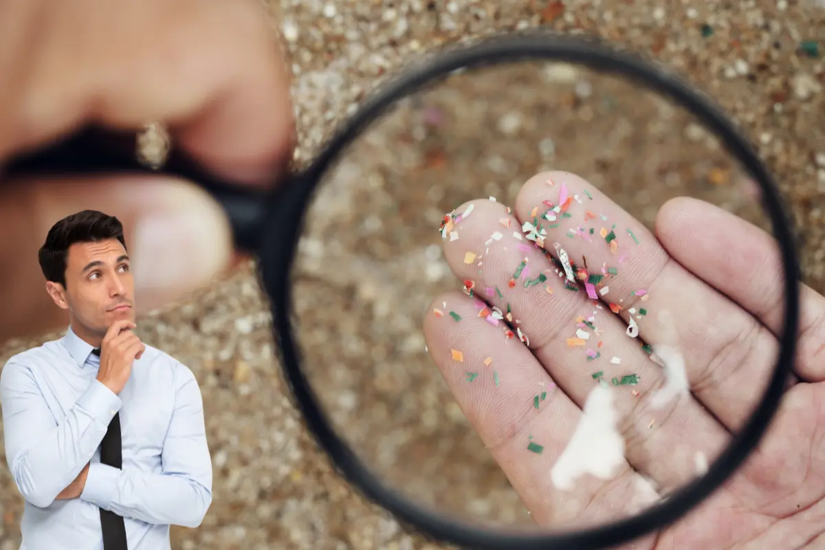 El fenómeno de los microplásticos en el mar representa un desafío significativo que trasciende fronteras y afecta a todos. Foto: CANVA.