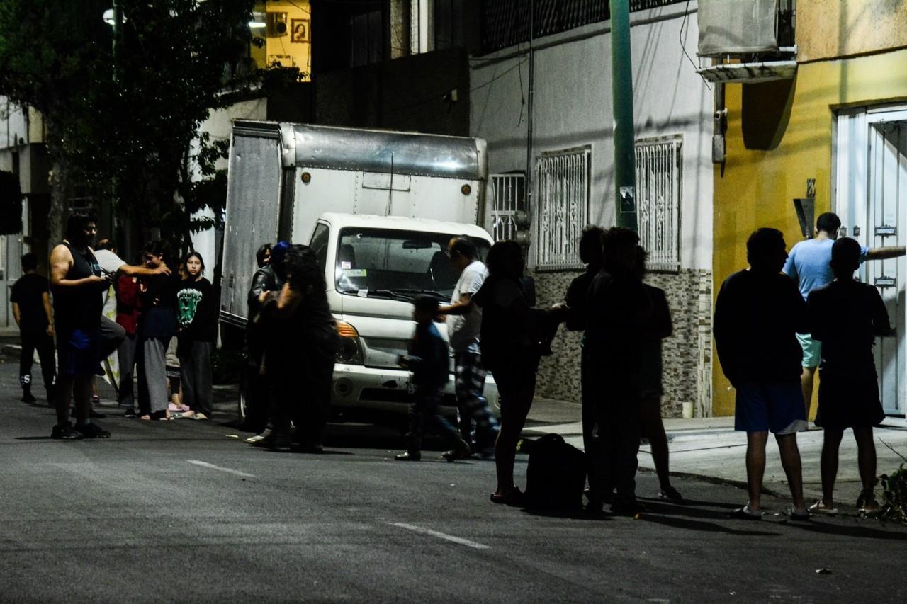 Gente saliendo de sus casas tras el microsismo en CDMX. Foto: El Financiero.