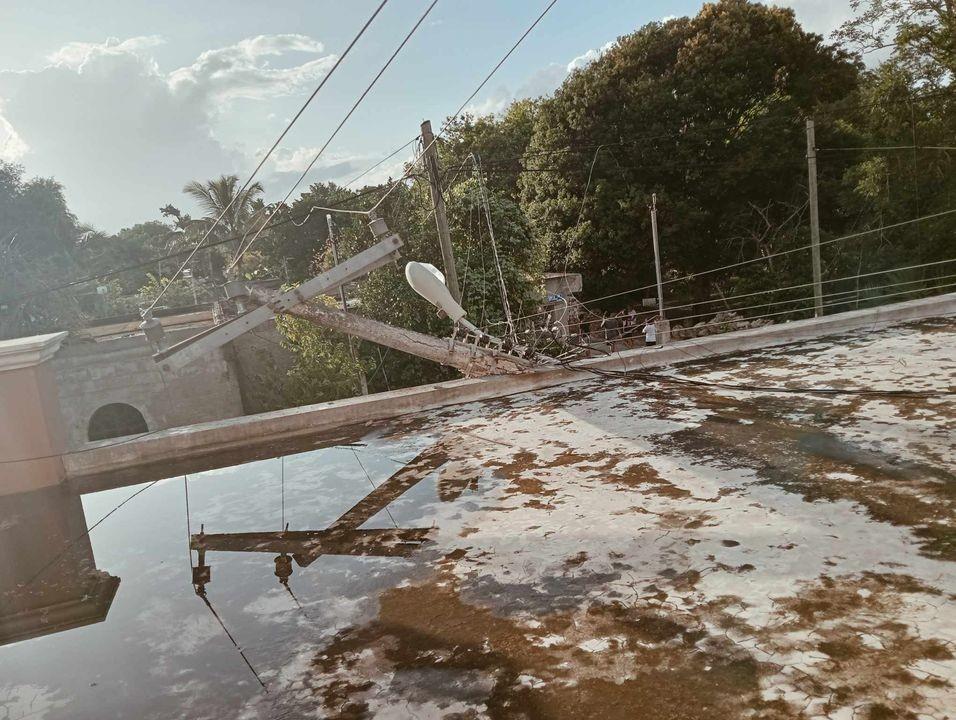 Los reportes realizados a la CFE, las autoridades no han tomado medidas para solucionar el problema. Foto: Redes sociales T.