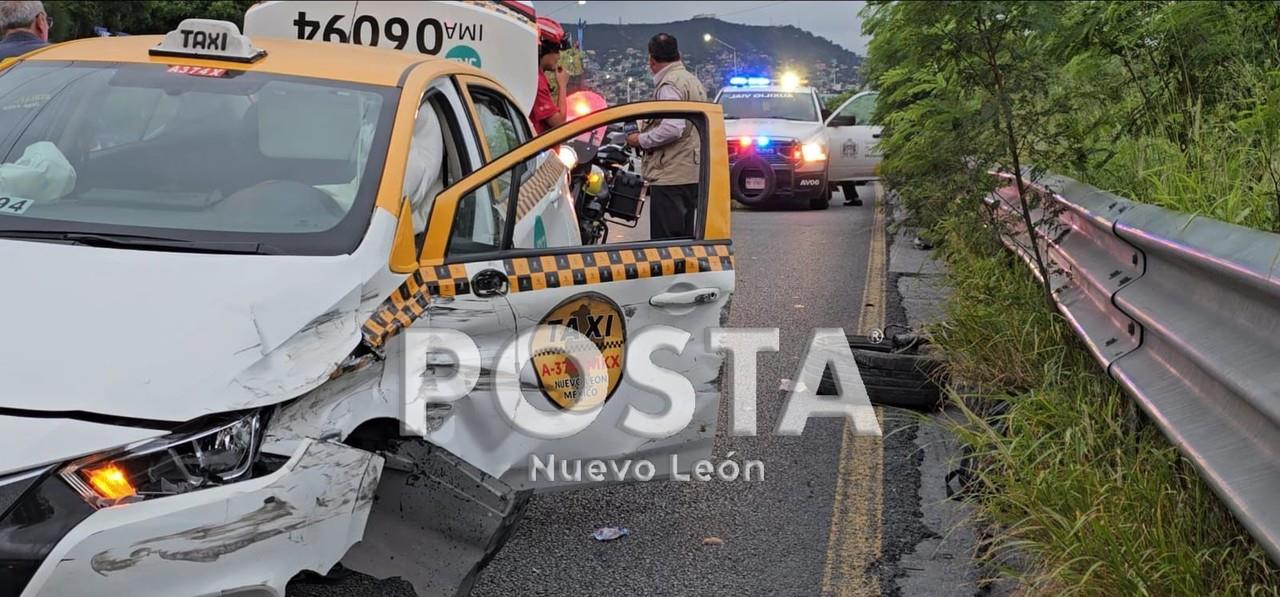 Taxista termina sin una llanta tras chocar contra muro en Morones Prieto