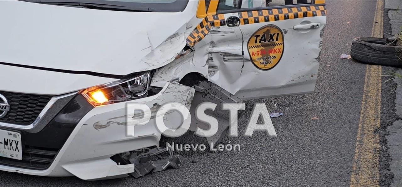 Taxista termina sin una llanta tras chocar contra muro en Morones Prieto