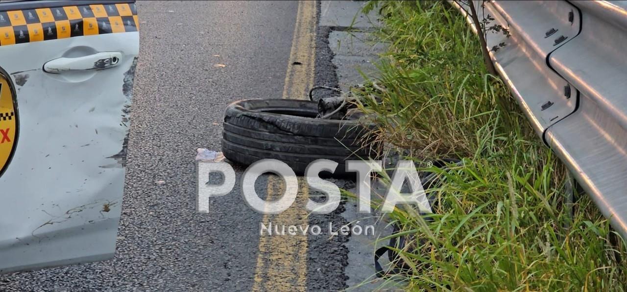Taxista termina sin una llanta tras chocar contra muro en Morones Prieto
