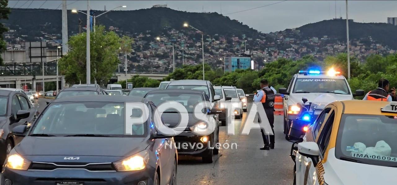 Taxista termina sin una llanta tras chocar contra muro en Morones Prieto