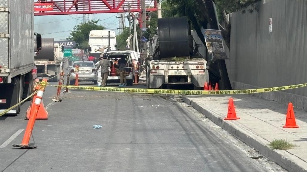 Tráiler sin frenos impacta contra parabús y deja dos muertos en Apodaca