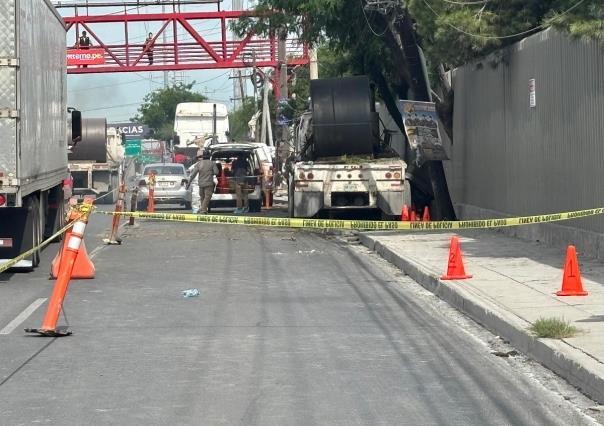 Tráiler sin frenos impacta contra parabús y deja dos muertos en Apodaca