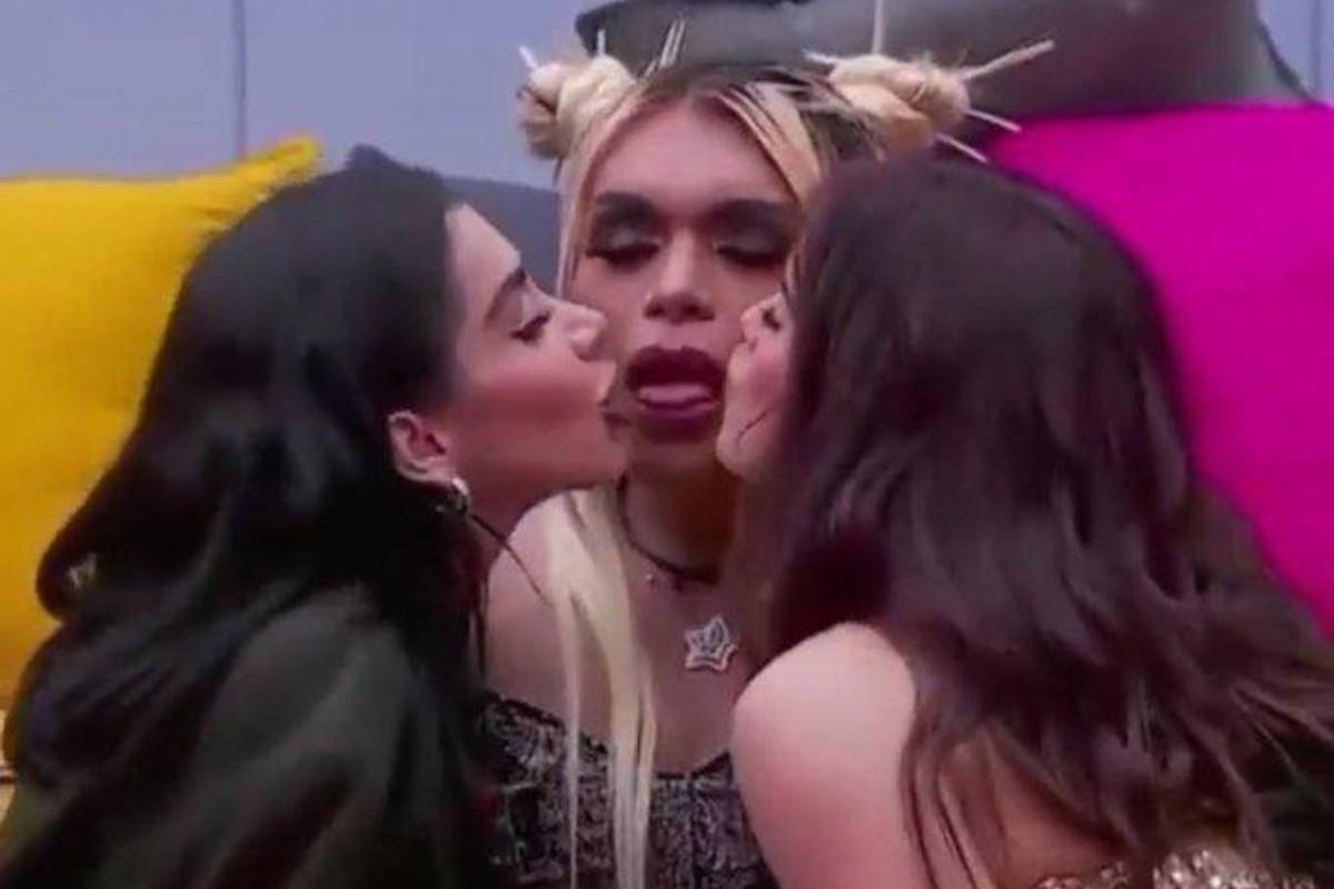Beso entre Wendy Guevara, Karime y Gala Montes Foto: X(Twitter) @Codmobile_infoo