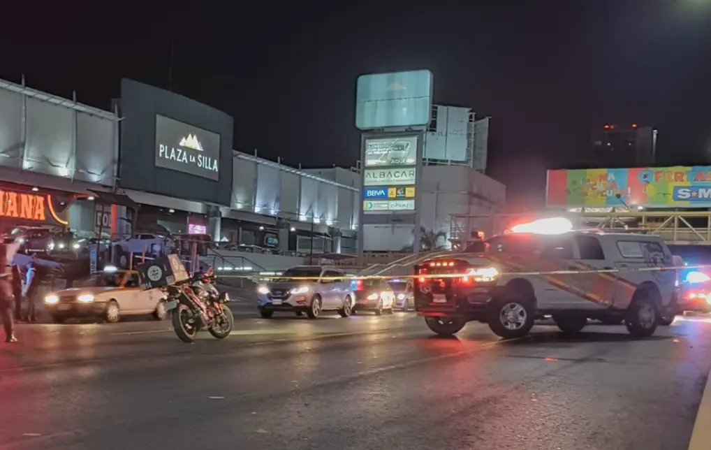 Al sitio arribaron paramédicos de la ambulancia CRUM quienes confirmaron que el hombre que vestía playera gris y pantalón negro, aparentemente en situación de calle ya no contaba con signos vitales. Foto: PCMTY.