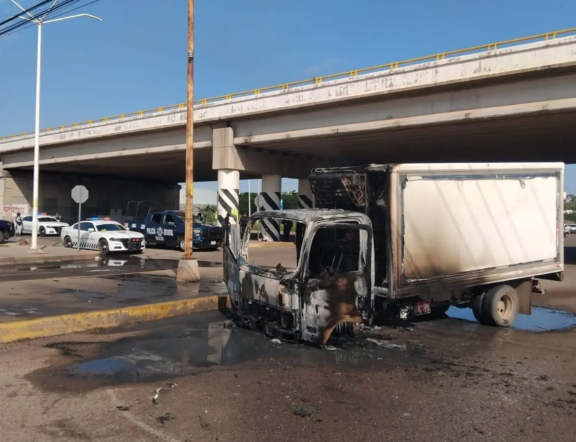 Camión de carga incendiado en una de las vías principales al sur de Nuevo León. Foto: Revista Espejo.