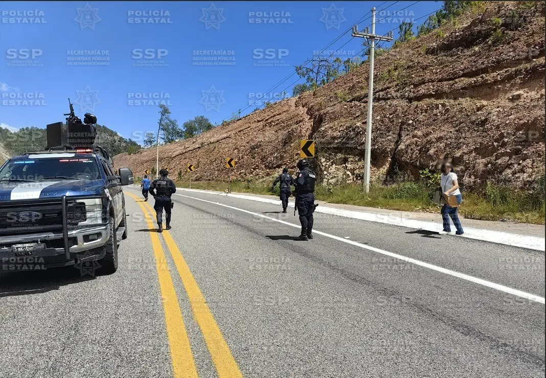 Agentes de la Policía en Durango en la supercarretera. (Fotografía: SSP Durango)